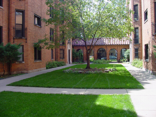 Courtyard - Farwell Apartments