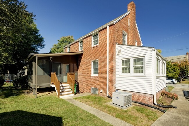 Building Photo - Charming 3BR/2BA Home with Bonus Room, Sun...