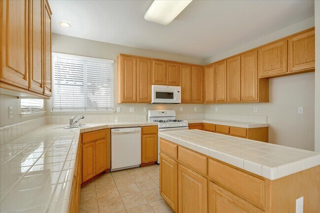 Building Photo - OPEN & SPACIOUS, 4 BEDROOM, 3 BATH 2 STORY...