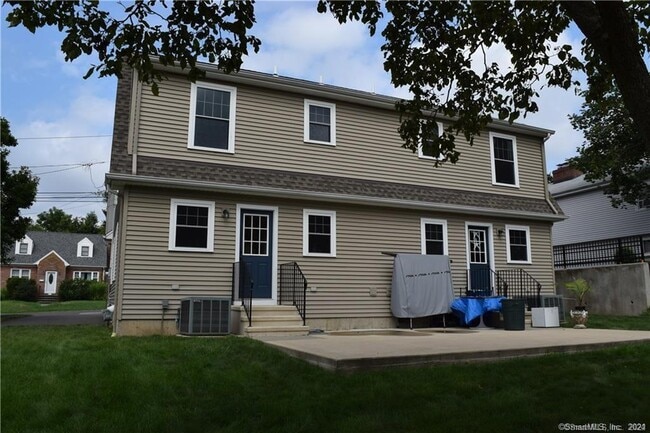 Building Photo - 562 Light St