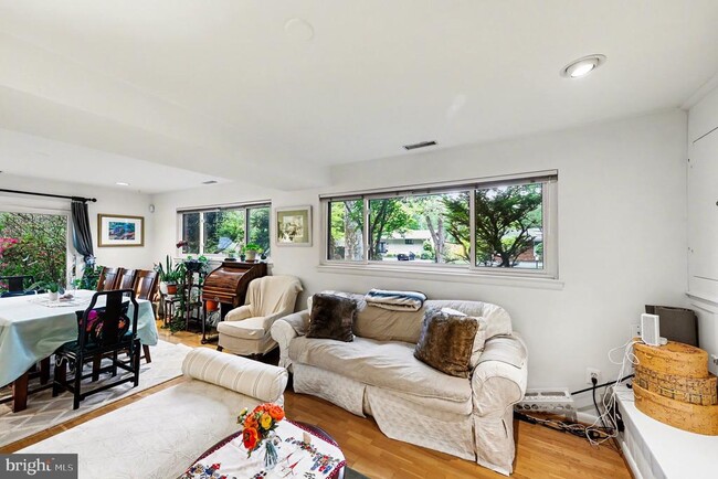 Building Photo - 6306 Beachway Dr