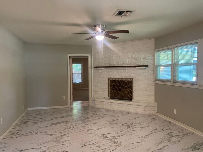 Building Photo - 4 BEDROOM WITH POOL