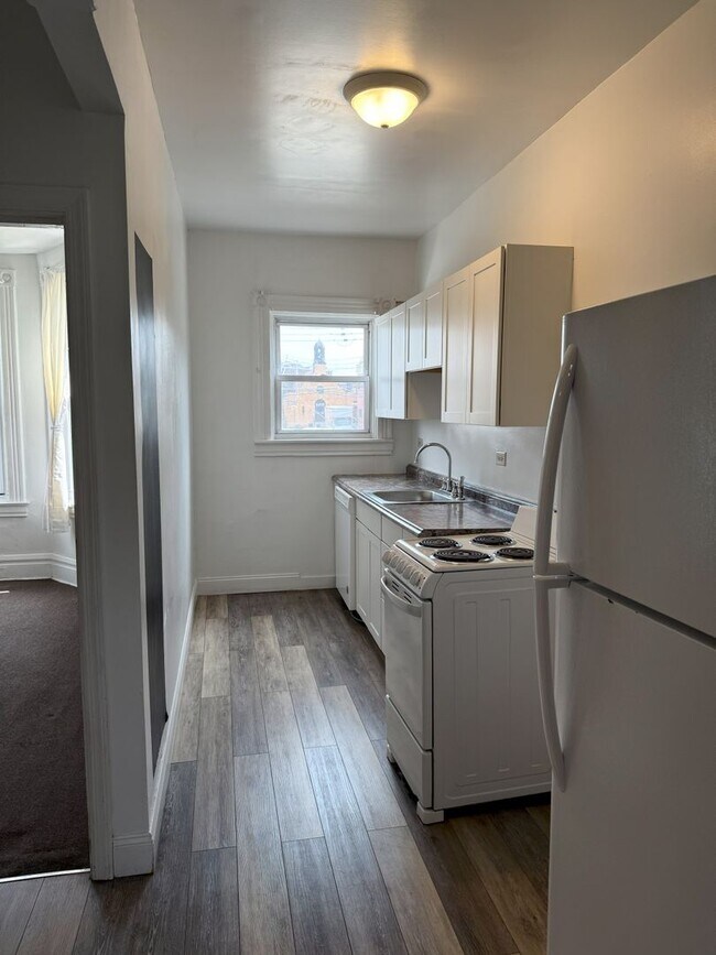 Building Photo - 374 Meyran Ave