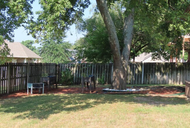 Building Photo - Lindale ISD- Gorgeous 4 Bedroom 2.5 Bathro...