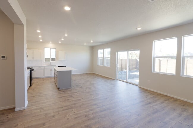 Building Photo - Now Leasing in Bend – 4/2.5 New Constructi...