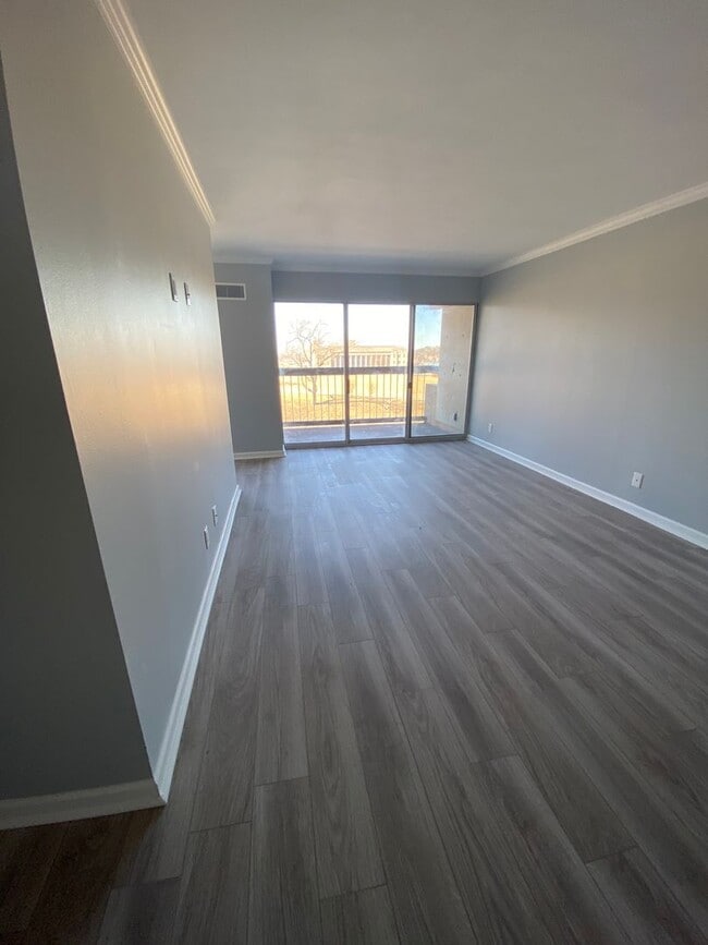 Building Photo - Santa Fe Condo- NEWLY REMODELED & MOVE-IN READY!!
