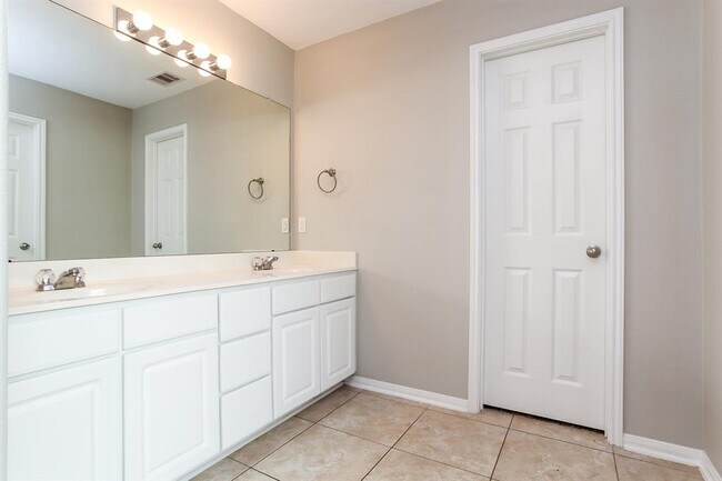 Building Photo - 9885 Hyacinth Way