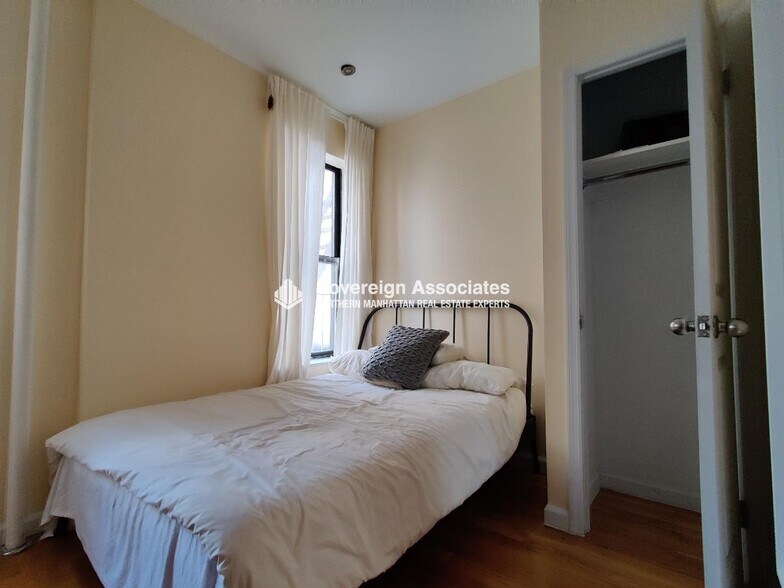 Building Photo - 15 W 107th St