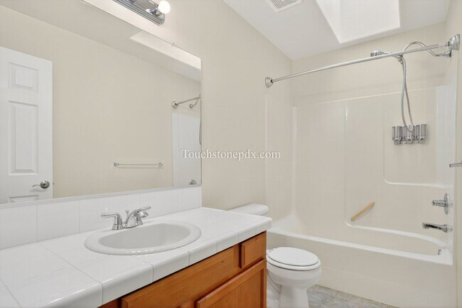 Building Photo - Freshly Updated 3BR Home in Beaverton