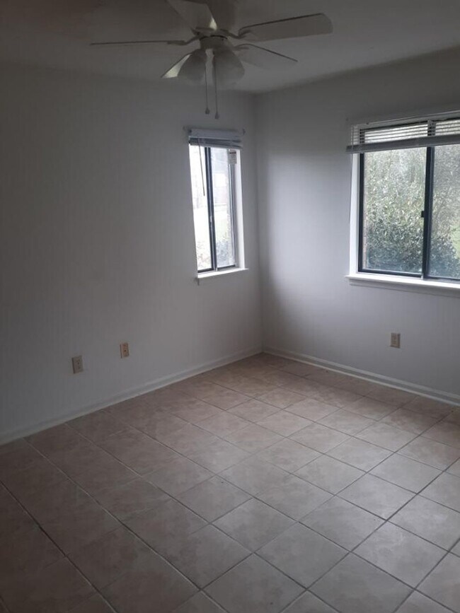 Building Photo - 2 bedroom / 1 bath condo