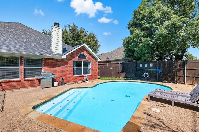 Building Photo - 2402 Blue Holly Dr