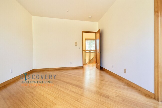 Building Photo - Contemporary Upper Broadway Terrace Four B...