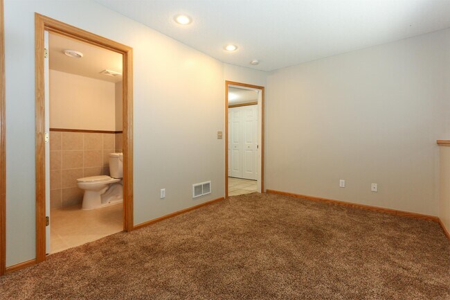 Building Photo - 8033 Stratford Cir S