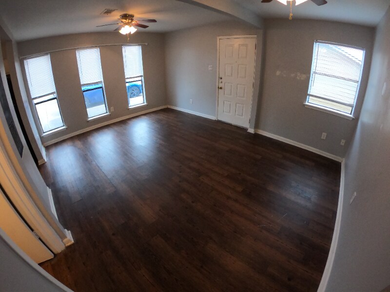 Building Photo - 402 Manuel Dr