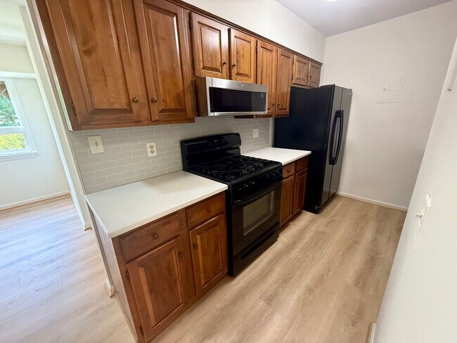 Building Photo - 2 Bedroom condo with Den in Annapolis