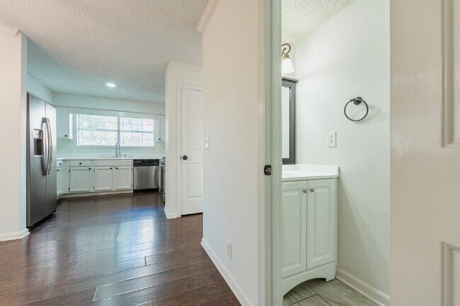 Building Photo - 348 N Birchwood Dr