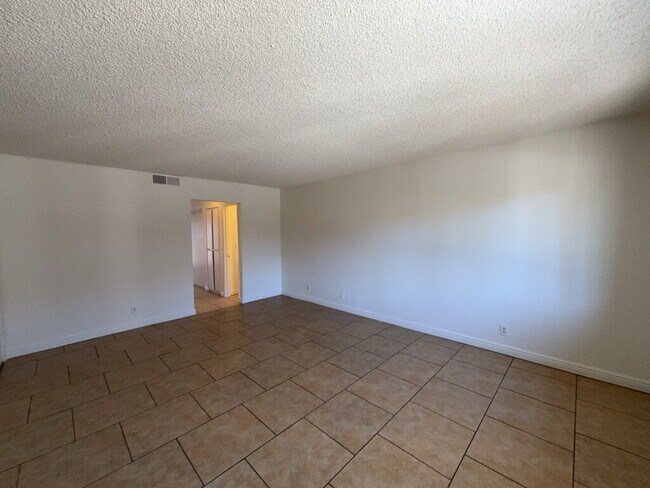 Building Photo - 2 Bedroom, 1 1/2 bathrooms property + Community with pool awaits!.