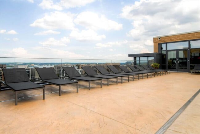 Building Photo - 1405 S Fern St