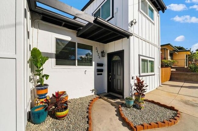 Building Photo - Spacious Remodeled Home with Separate Apar...