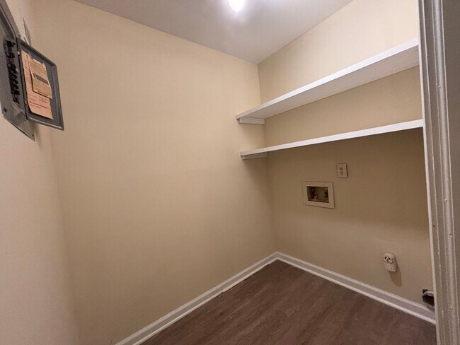 Building Photo - 401 Chateau Dr SE