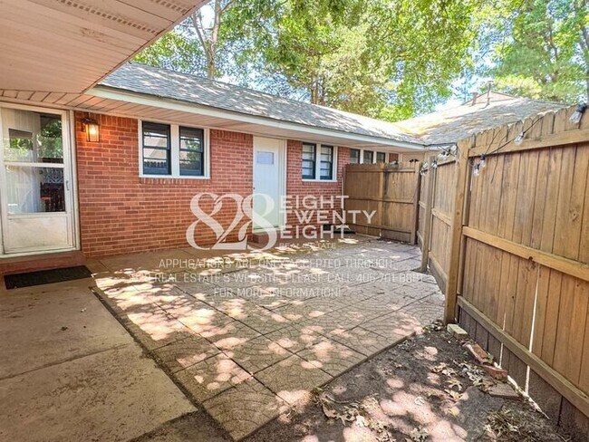 Building Photo - **AVAILABLE NOW!** 3 BED/2 BATH DUPLEX - CLOSE TO CAMPUS!