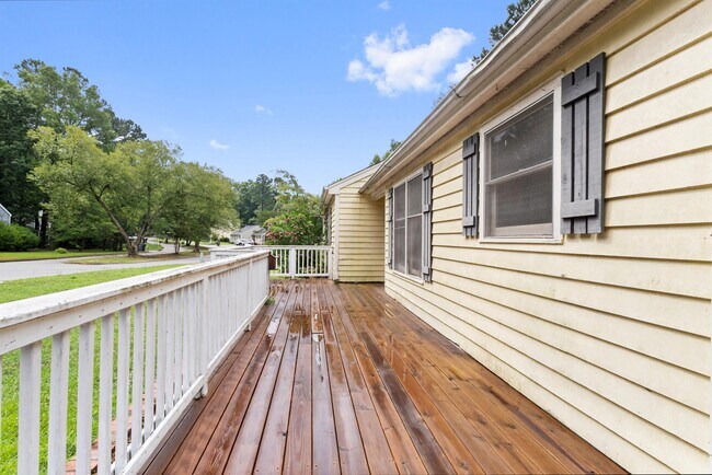 Building Photo - 1301 Roundtree Dr
