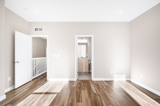 Building Photo - 3BD, 2.5BA Englewood Townhome with 2-Car Garage