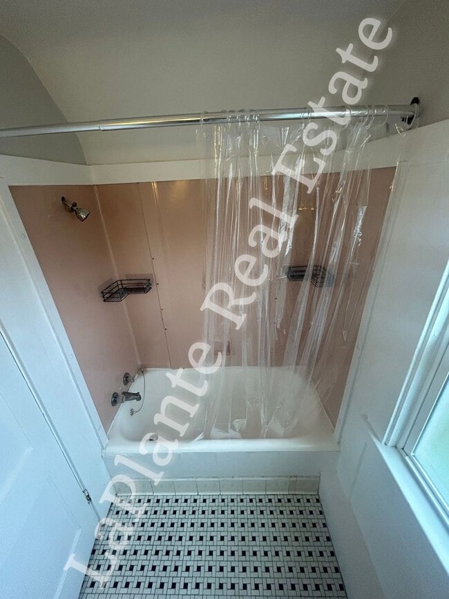 Building Photo - Cozy 3-Bedroom Home in West Toledo