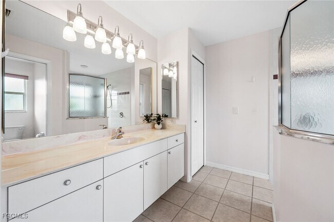 Building Photo - 210 SW 37th Terrace