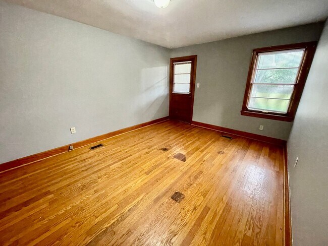 Building Photo - Duplex Downtown Athens! Walk to shopping and entertainment!