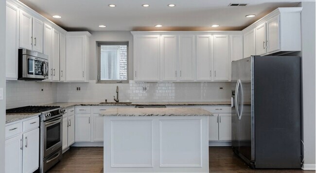 Building Photo - 308 W Evergreen Ave