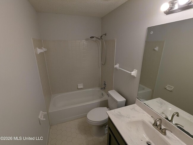 Building Photo - 5640 Ingleside Dr