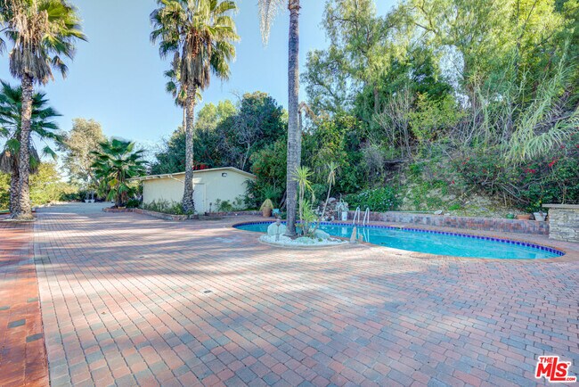 Building Photo - 4520 Gable Dr