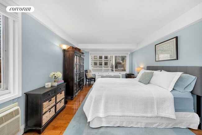 Building Photo - 240 E 55th St