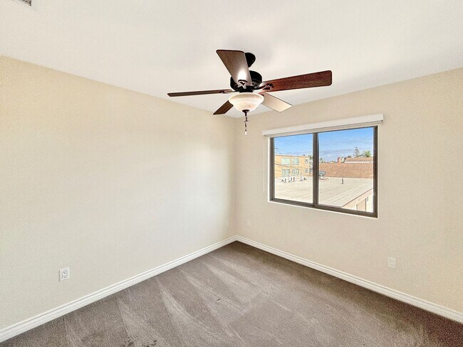 Building Photo - Stunning 4BD/3.5BA Townhouse in Pacific Be...