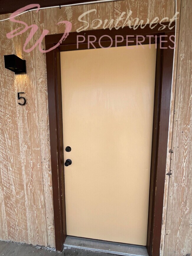 Building Photo - Move in Ready 2 bedroom 1 bath apartment -- Walk to Campus!
