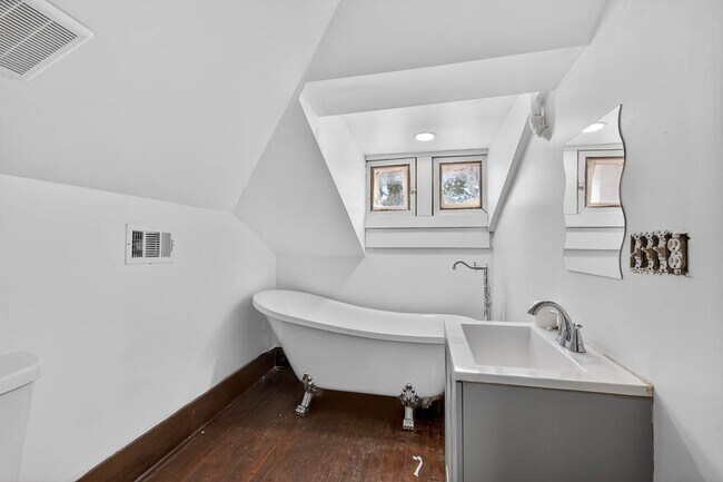 Building Photo - 1015 Union St