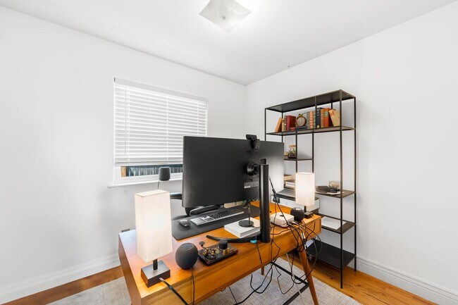Building Photo - 3BD, 1BA Edgewater Home with Lard Back Yard and 2-Car Garage