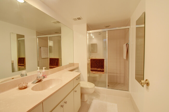 Building Photo - 7455 Glendevon Ln