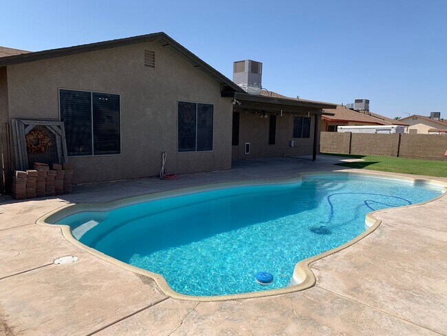 Building Photo - 4 BEDROOM POOL HOME!