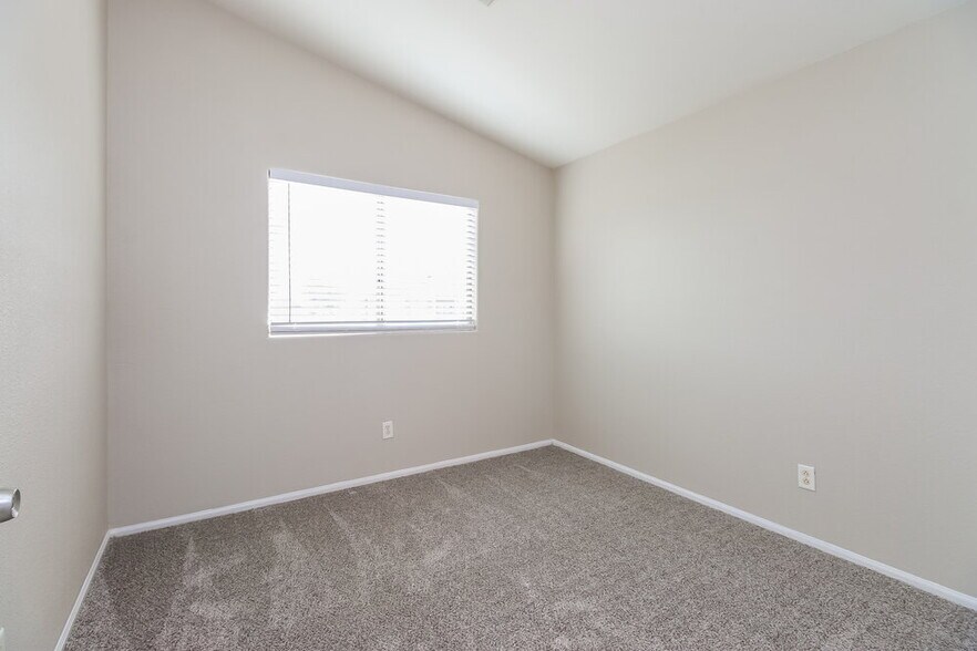 Building Photo - 9216 W Globe Ave