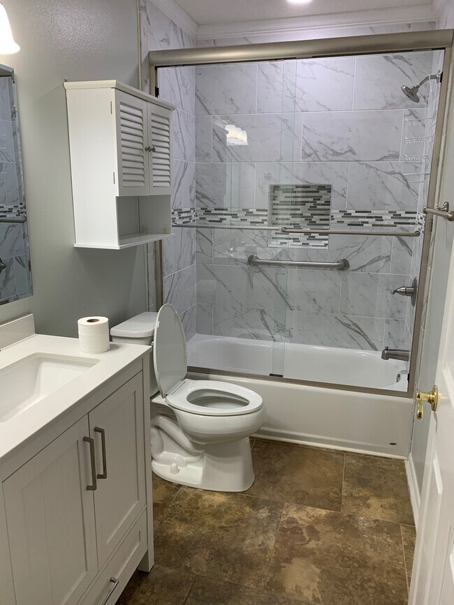 Building Photo - 9595 Villas Dr