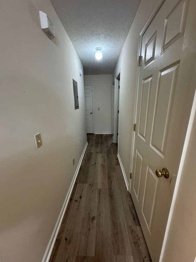 Building Photo - One level 2 Bedroom Apartment