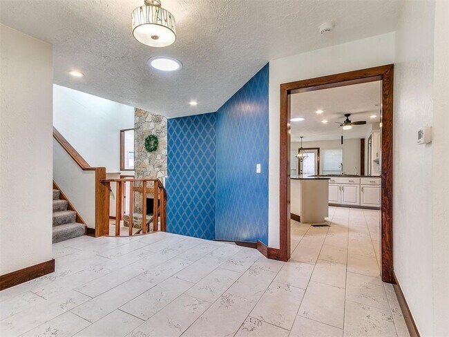 Building Photo - Family Home + Pool!