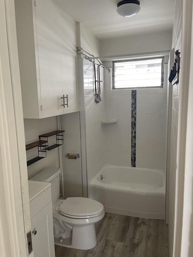 Building Photo - 910 Pumehana St