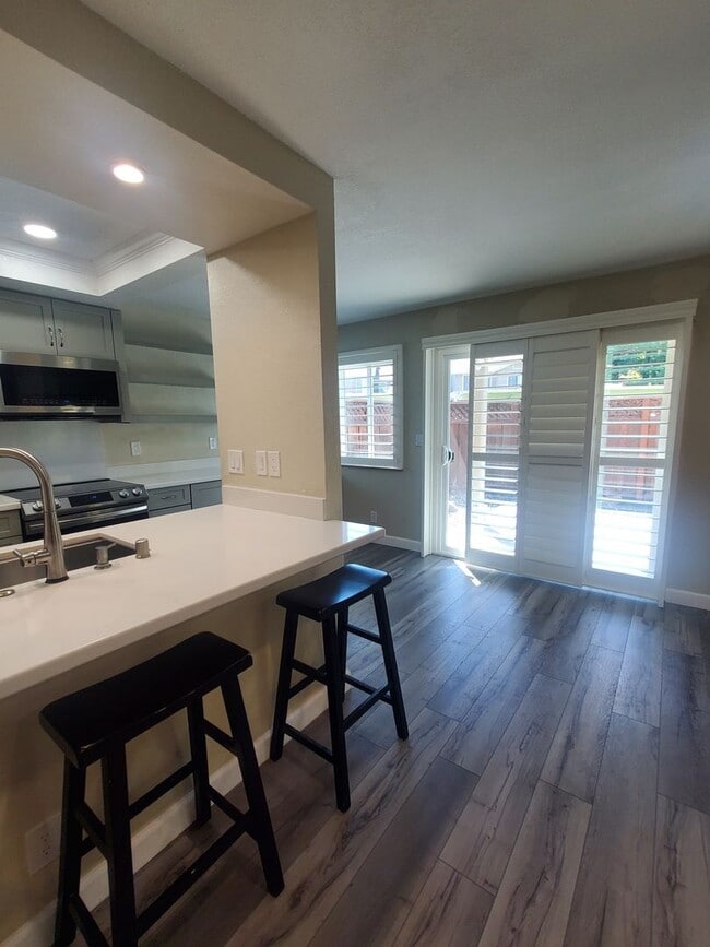 Building Photo - Easy Living @ Gorgeous 2bd/2ba in Cobblest...