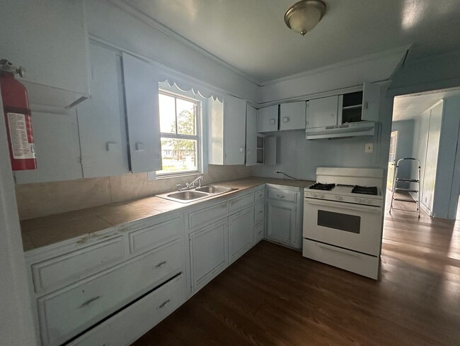 Building Photo - 4-bedroom, 2 bathroom home AVAILABLE NOW!