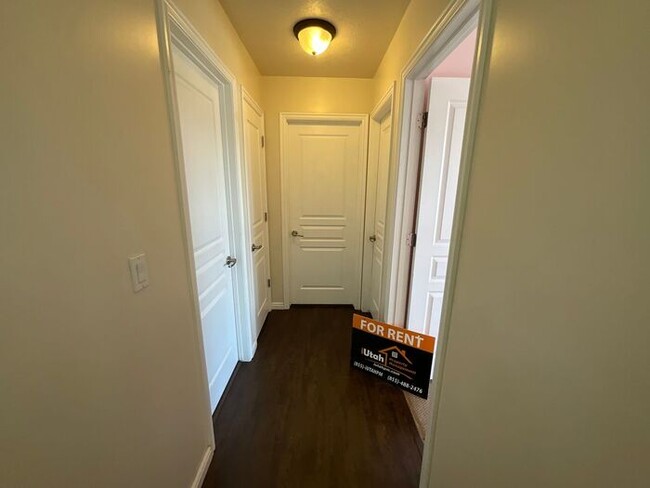 Building Photo - 6 bedroom 3 1/2 bathrooms 2 car garage Lar...