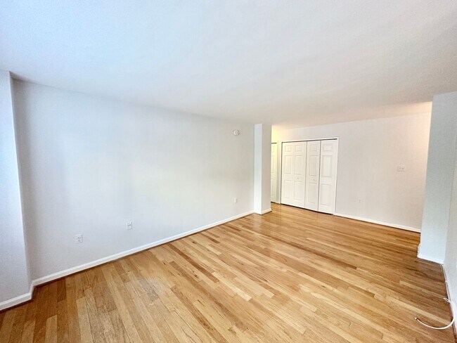 Building Photo - Spacious One Bedroom Condo In the Heart of Dupont - 17th/New Hampshire.