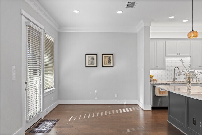 Building Photo - 817 Kamano Ave